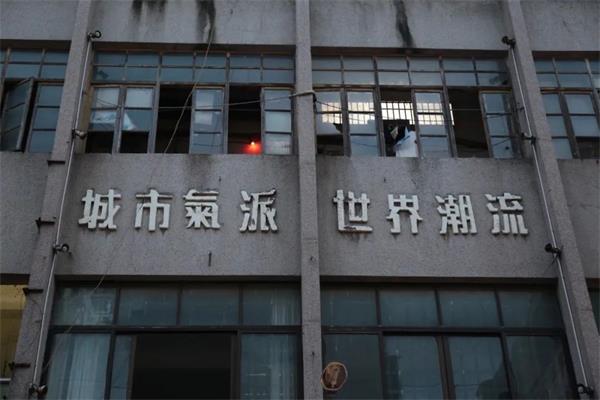 寧愿土到掉渣，也不俗不可耐！為五條人樂隊做設計的8年創作故事